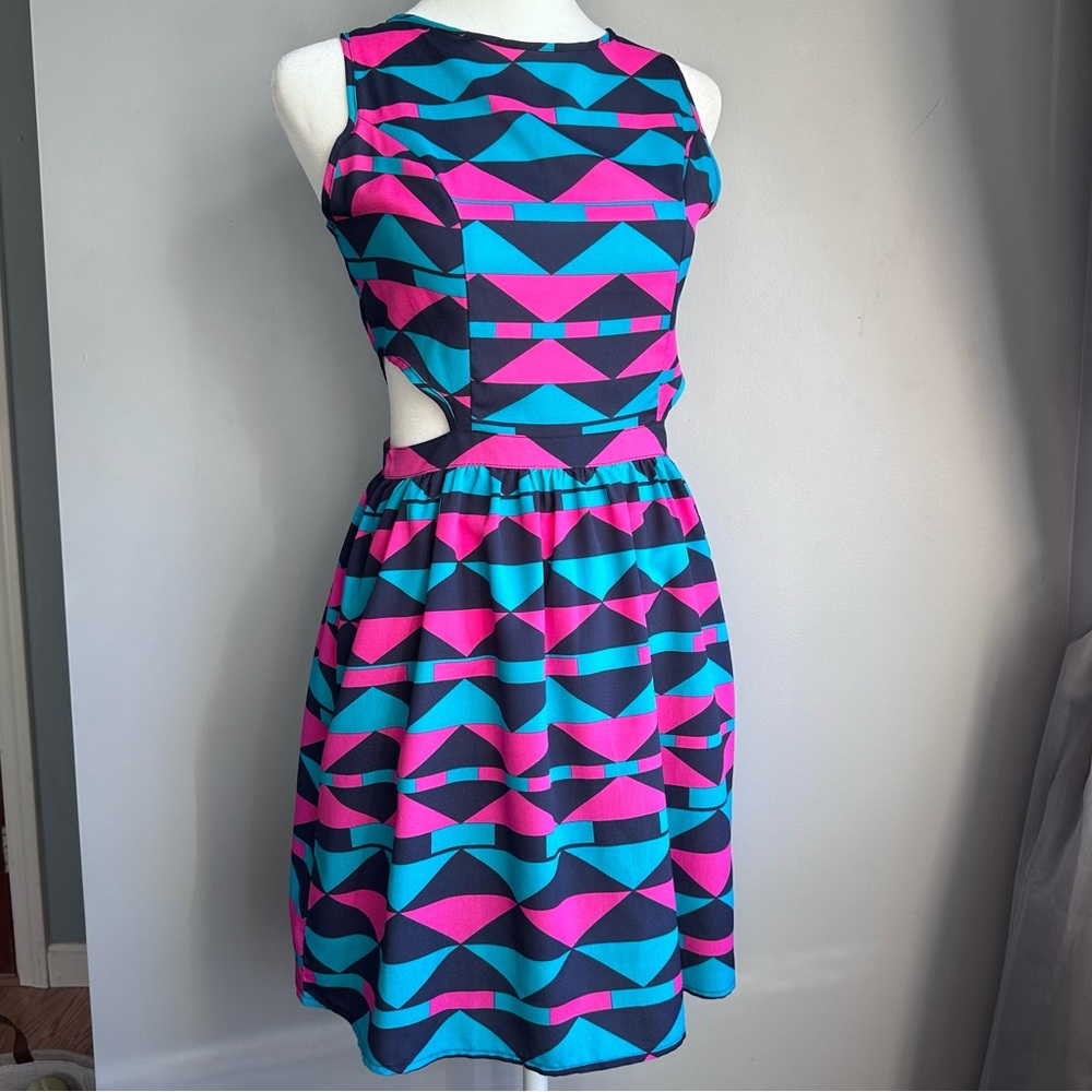Chevron Pattern Side Cut-Out Summer Dress